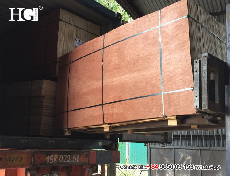 Packing Plywood of H&G factory is loaded on the container